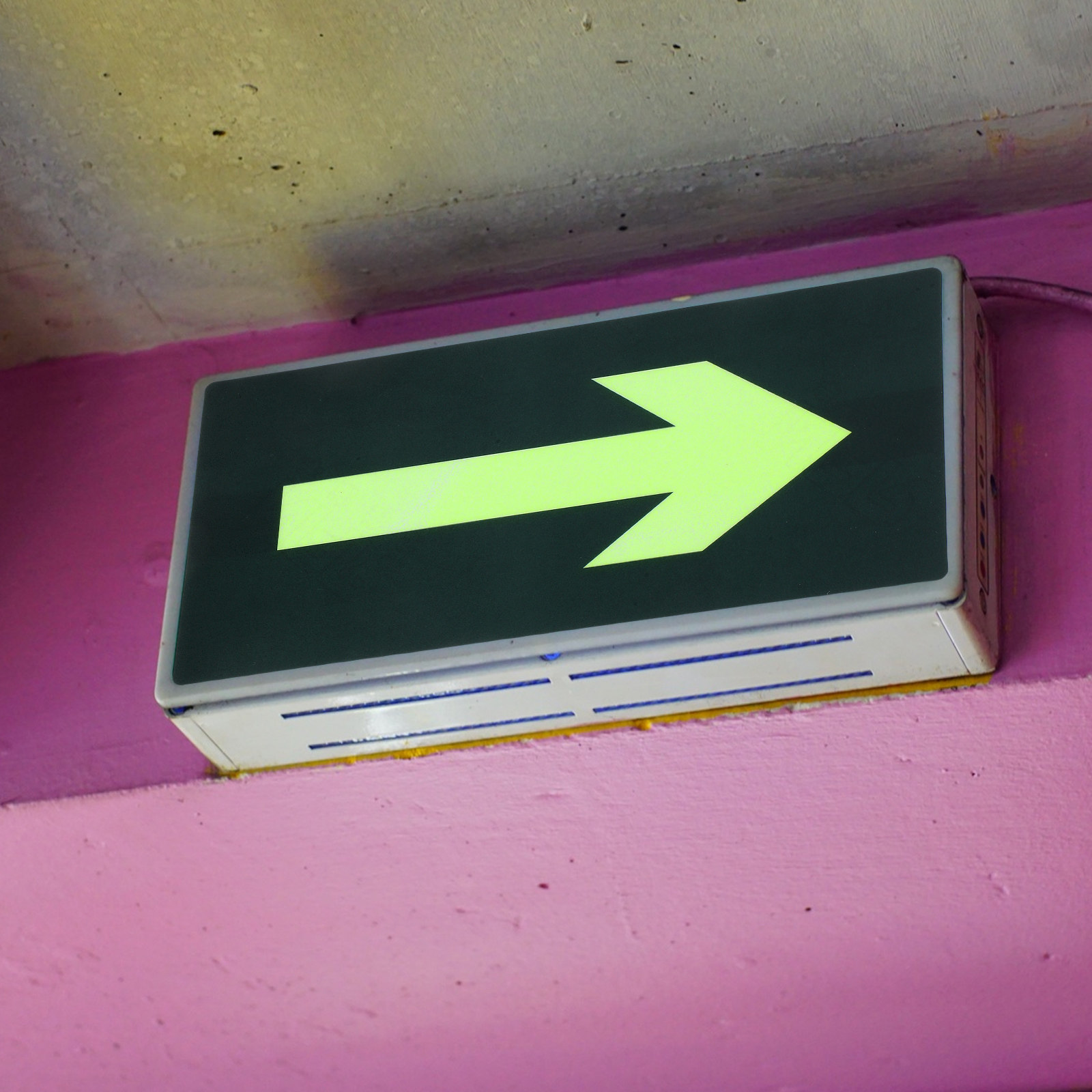 8Pcs Fire Evacuation Arrow Sti – Emergency Exit Sign Bewertung und Preis